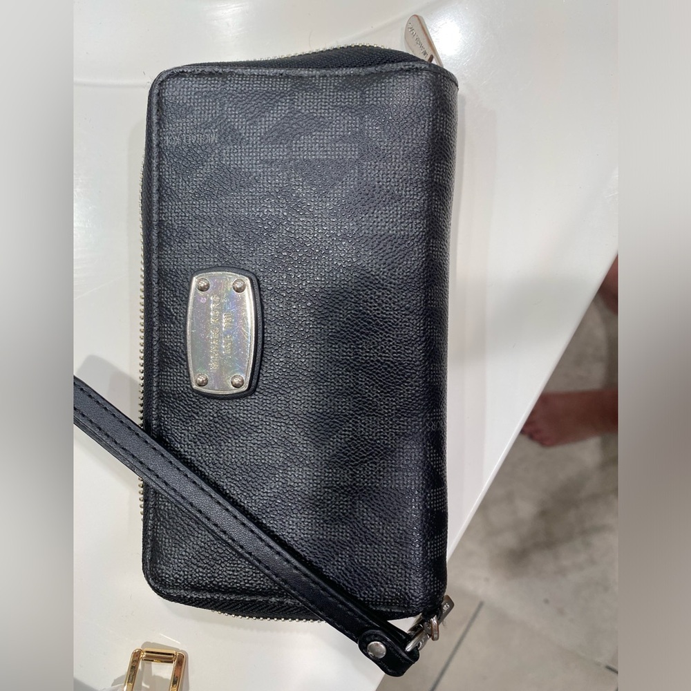Michael Kors zip up wallet